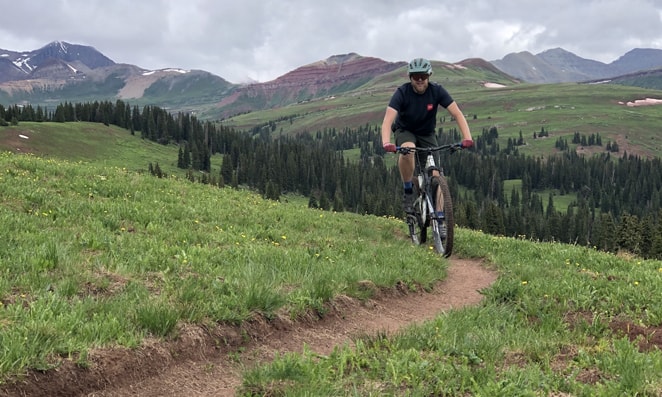 ciclista fazendo singletrack