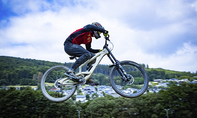 ciclista fazendo manobra de downhill