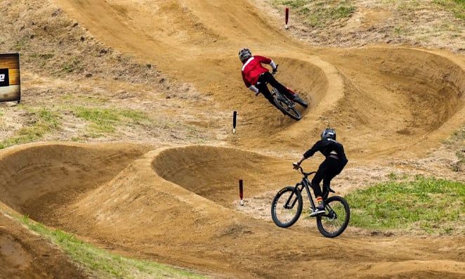 ciclistas em prova de dual slalom