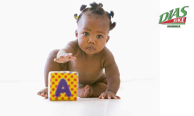 criança de um ano brincando com bloco de letra - Dias Bike