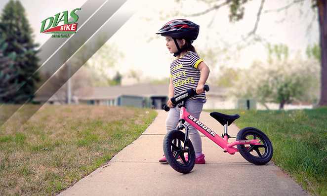 criança com segurando uma bicicleta rosa - dias bike