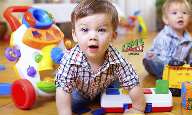 crianças de 1 ano brincando