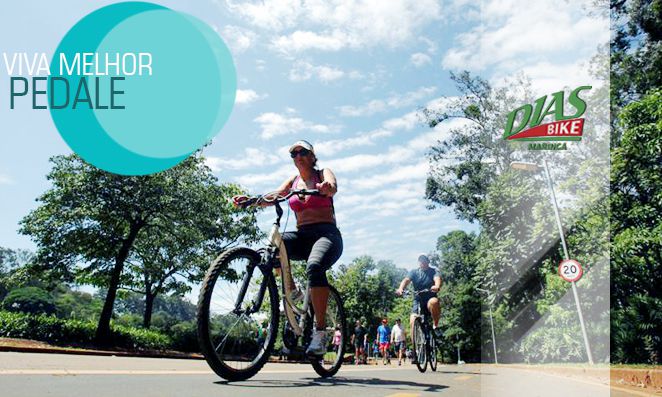 Mulher pedalando no parque