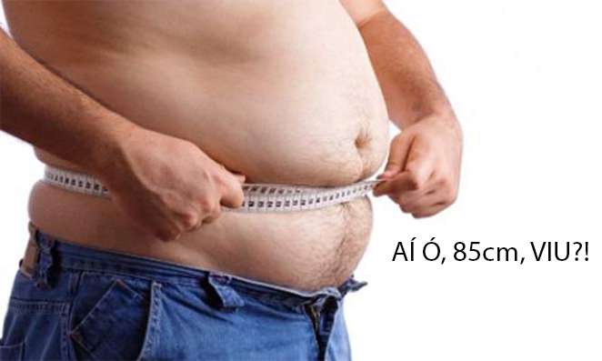 Homem obeso medindo a barriga