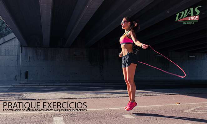 Mulher pulando corda