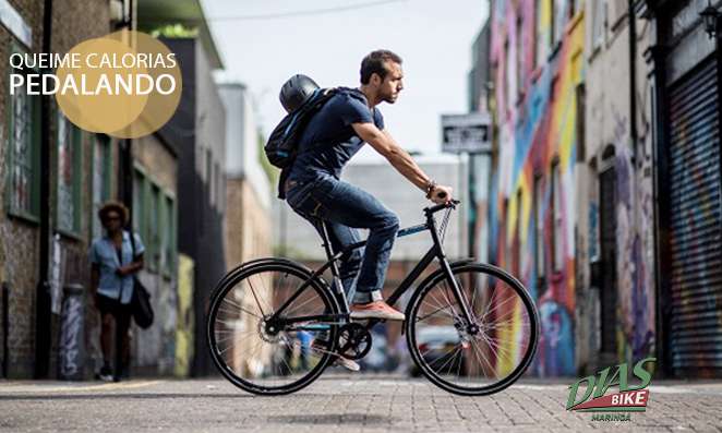 Homem pedalando na cidade