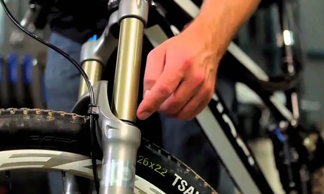 Pessoa mexendo em pneu de bicicleta