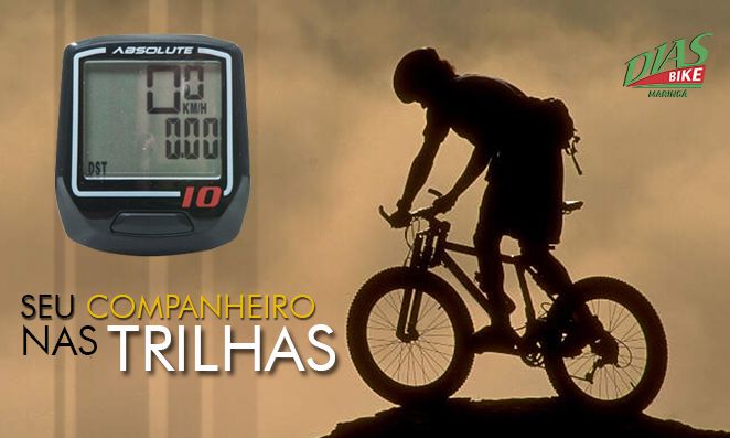 Homem pedalando no topo do morro