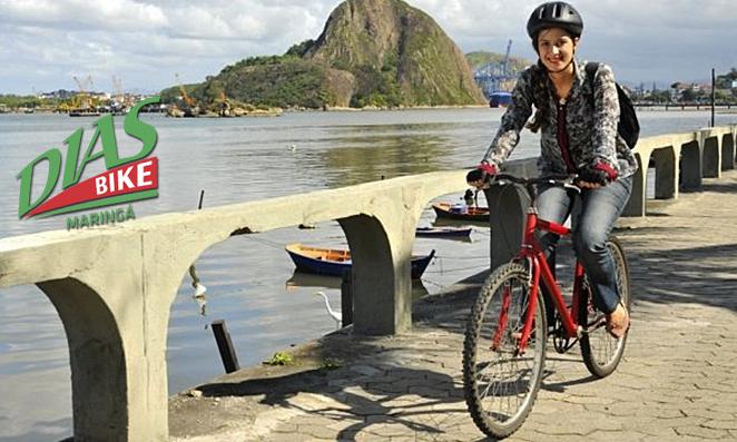 Mulher pedalando para o serviço