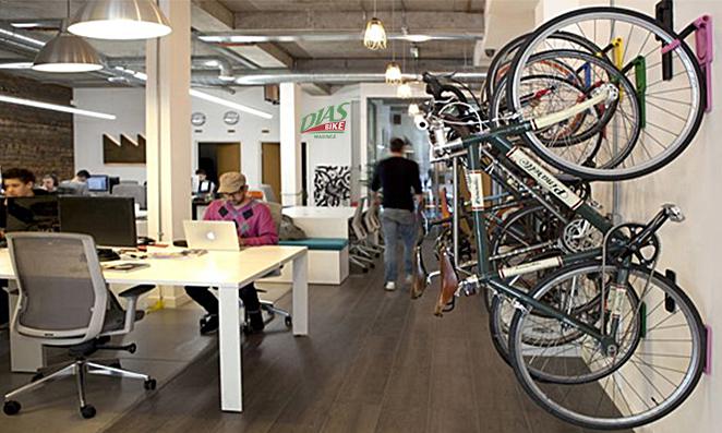 Ambiente de trabalho com bicicleta