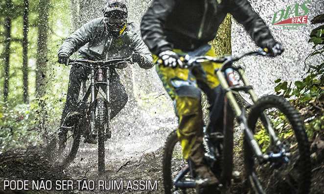 Ciclistas fazendo trilha na chuva
