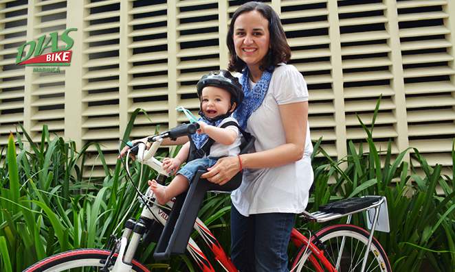 Mulher carregando seu filho