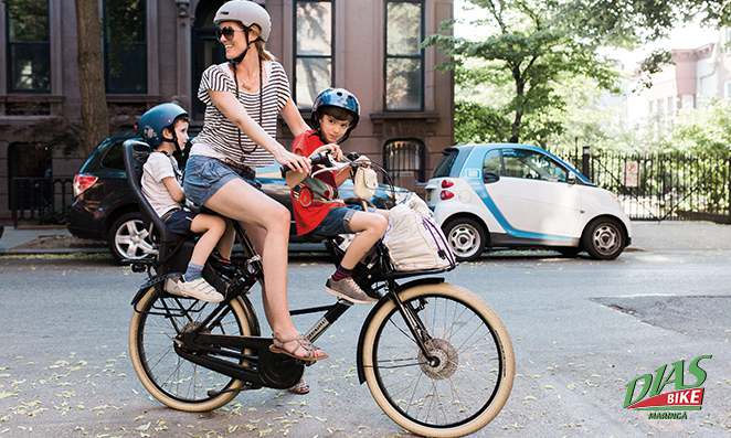 Mãe carregando seus filhos na bicicleta