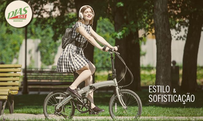 Mulher pedalando bicicleta dobrável no parque