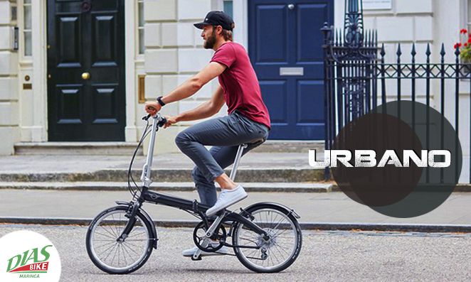 Homem pedalando bicicleta dobrável na rua