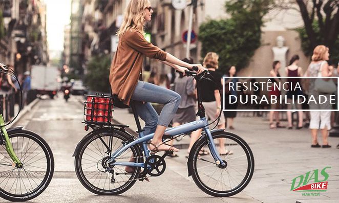 Mulher pedalando bicicleta dobrável na cidade