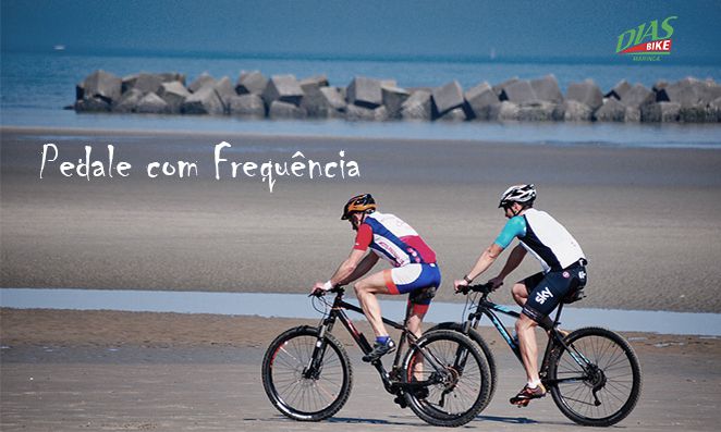 Ciclistas pedalando