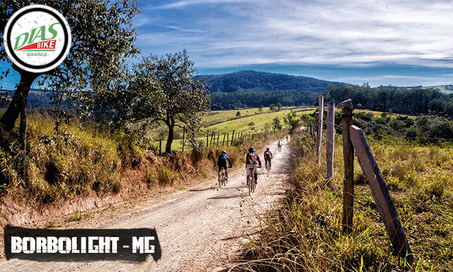 Ciclistas na estrada de chão