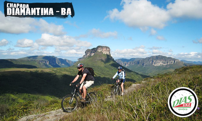 Ciclistas pedalando na montanha