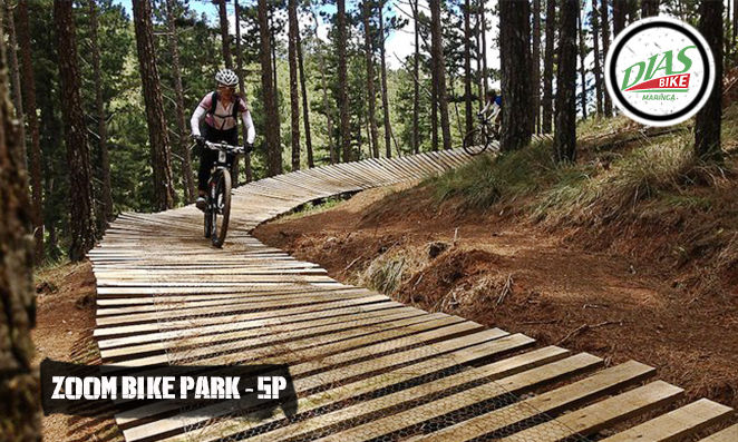 Ciclistas pedalando em circuito de trilha