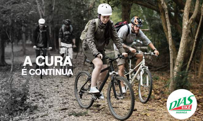 Grupo de ciclistas fazendo trilha