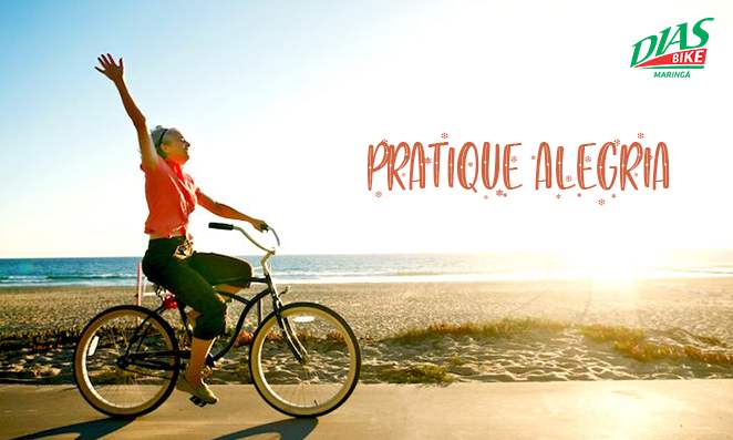 Mulher pedalando a beira praia