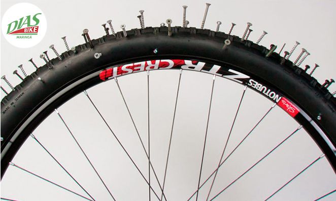 Pneu de bicicleta com vários parafusos presos