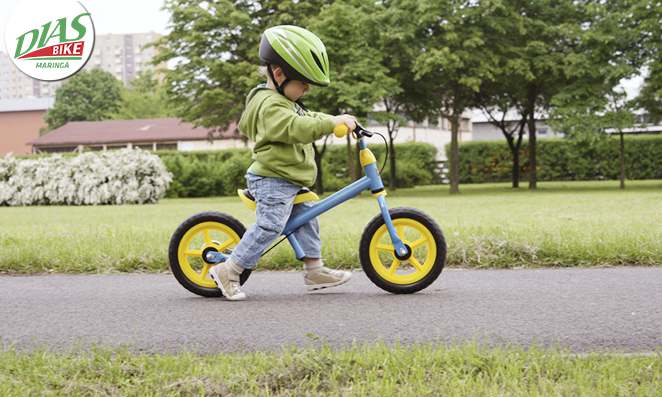 Criança aprendendo a andar de bicicleta