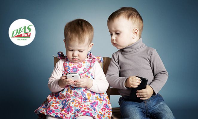 Bebês mexendo no celular