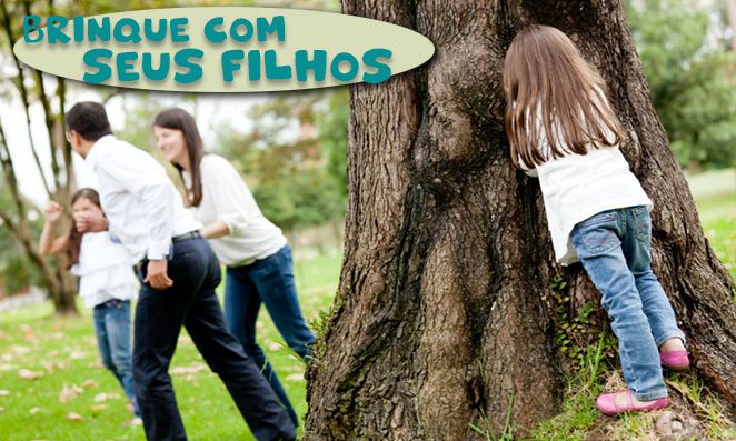 Família brincando de pique esconde