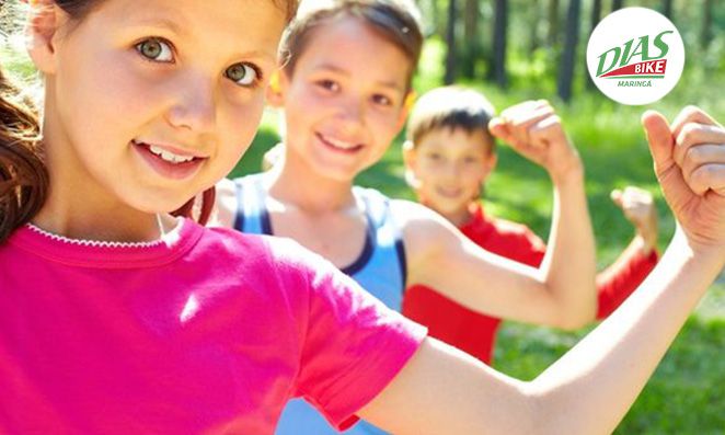 Crianças mostrando os bíceps