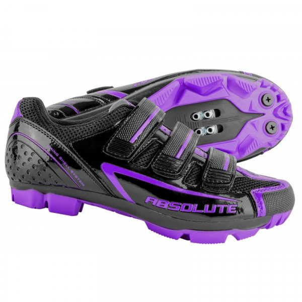 Sapatilha de ciclismo na cor predominante preta com detalhes em roxo