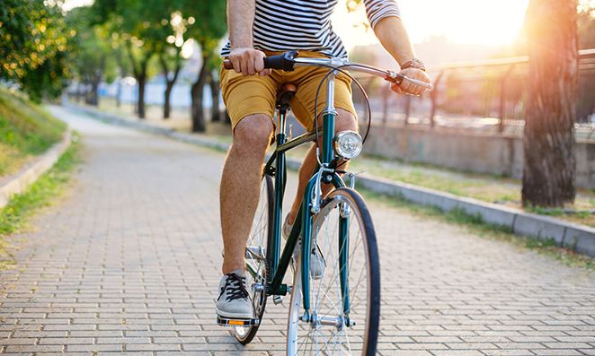 Homem pedalando no parque