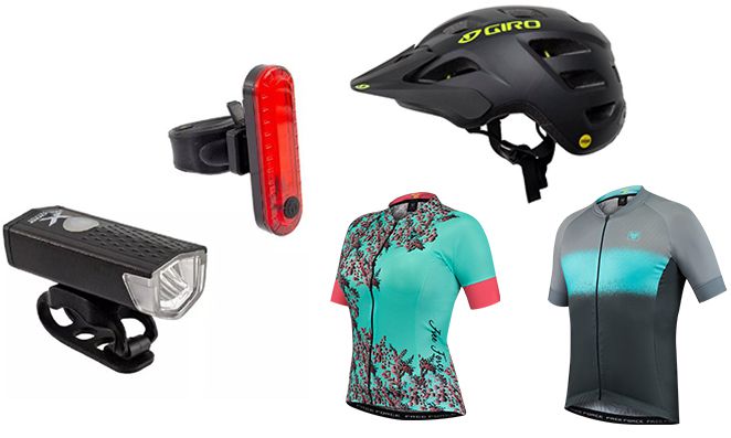 Farol, capacete e camisas de ciclismo