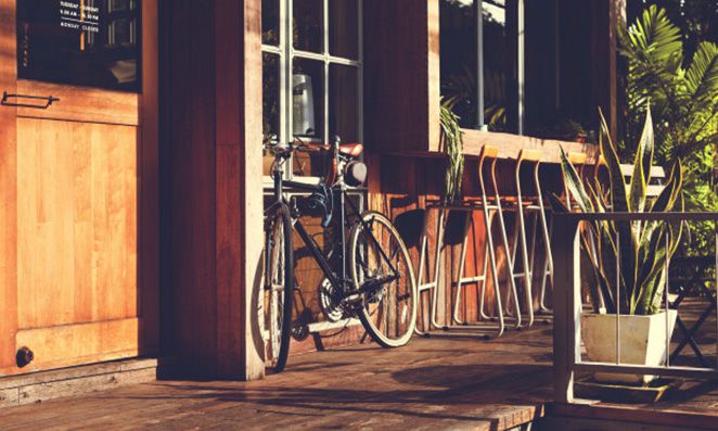 Bicicleta antiga encostada