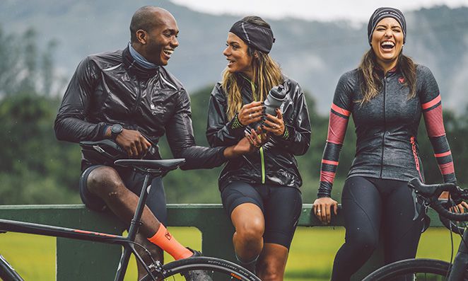 Amigos conversando durante o pedal