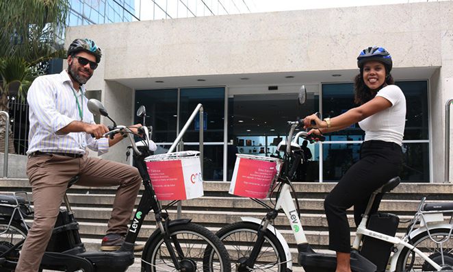 Casal de ciclistas com bicicleta elétrica