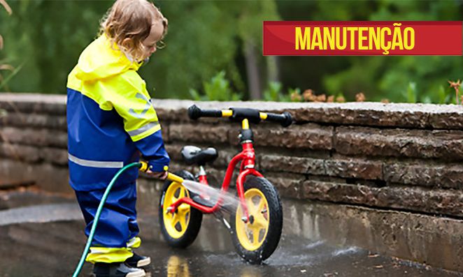 Criança lavando sua bicicleta