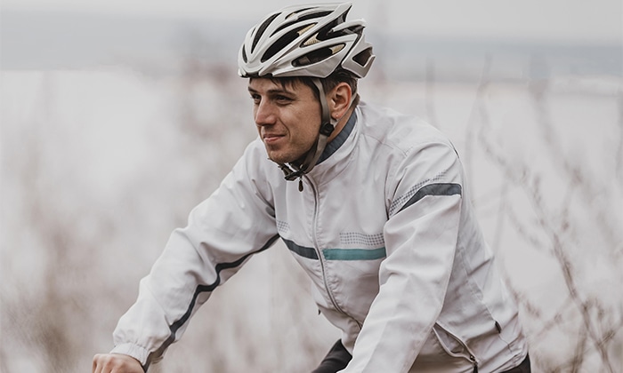 Homem com roupa de frio pedalando