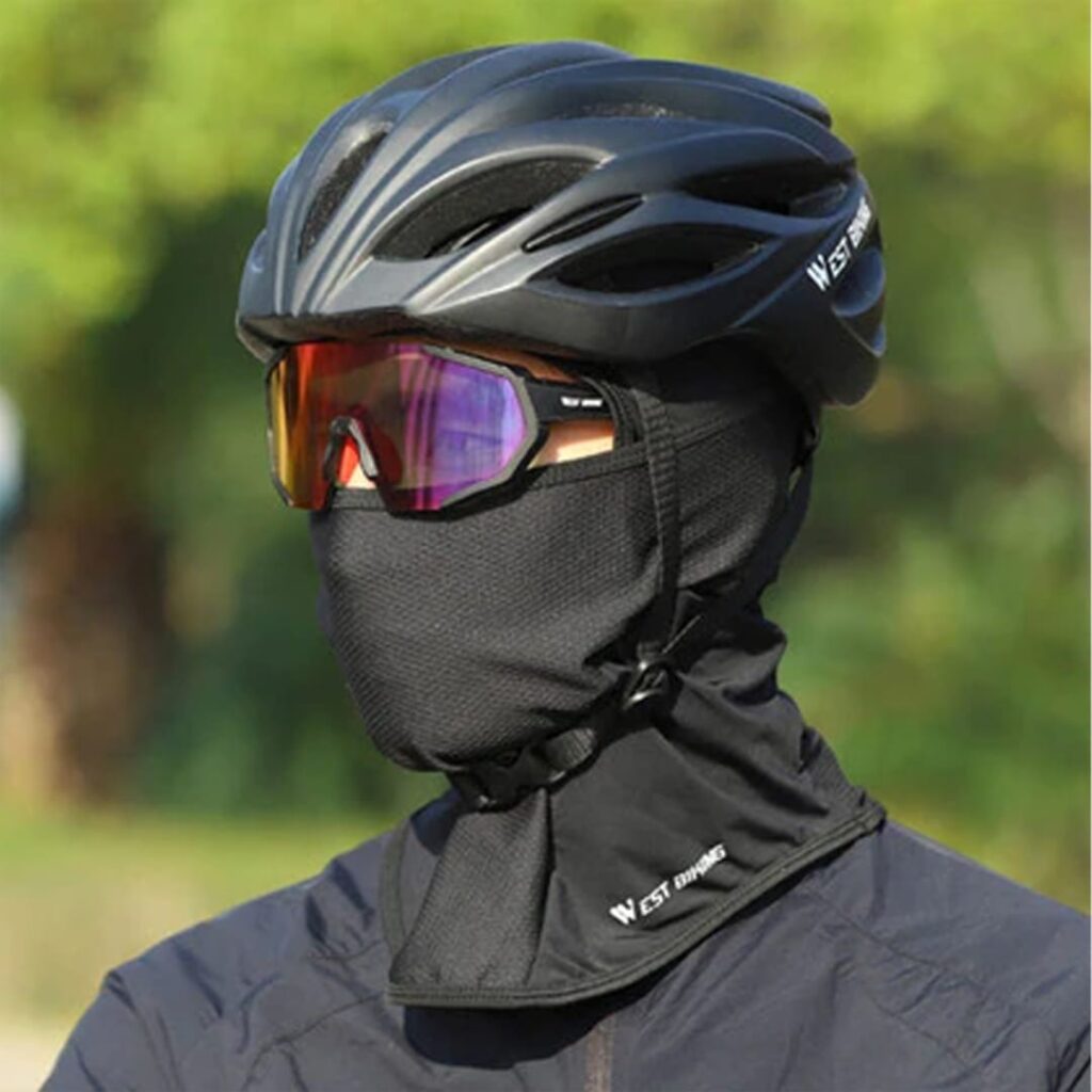 Mulher vestindo capacete, óculos e máscara para pedalar no frio