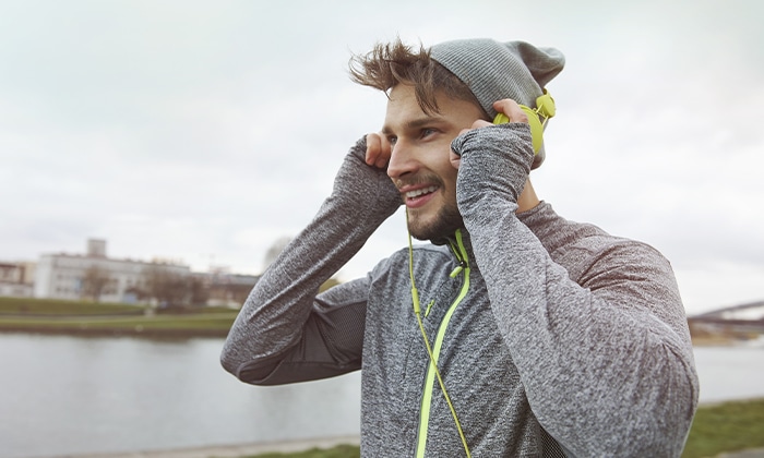 Homem se aquecendo antes do pedal com roupa de frio