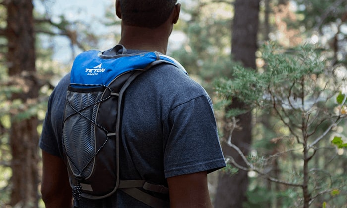 Homem com mochila de hidratação nas costas