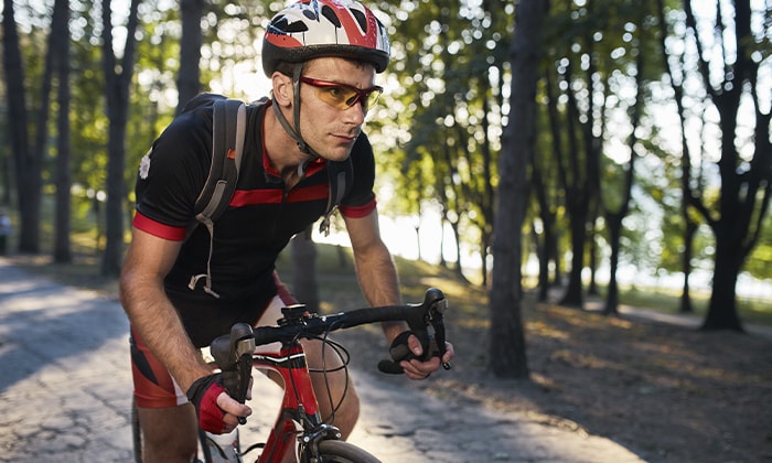 Homem pedalando na estrada com uma bike speed