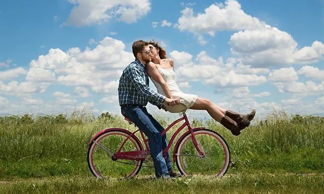 casal andando de bicicleta
