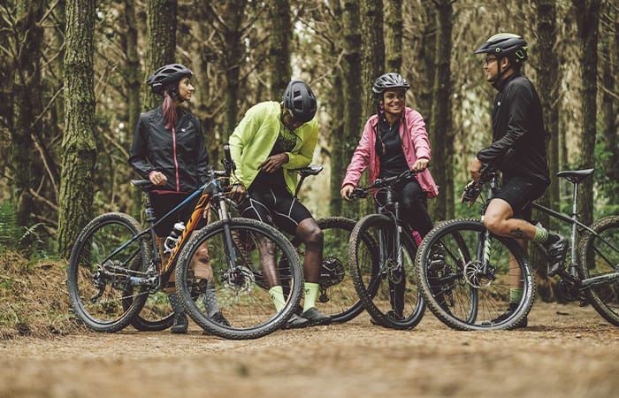 Imagem de ciclistas com roupas adequadas