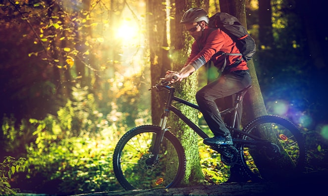 Ciclista pedalando na terra