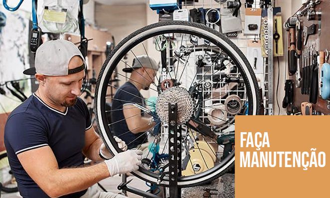 Mecânico fazendo manutenção na Bicicleta
