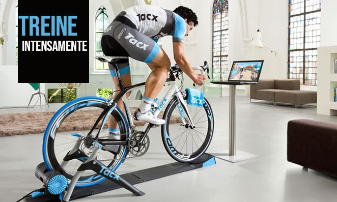 Ciclista treinando em um rolo de treinamento