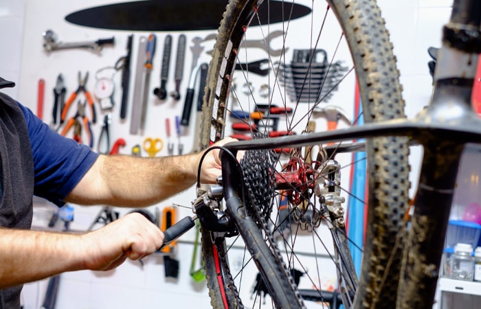 Mecânico de bike realizando uma manutenção na bike