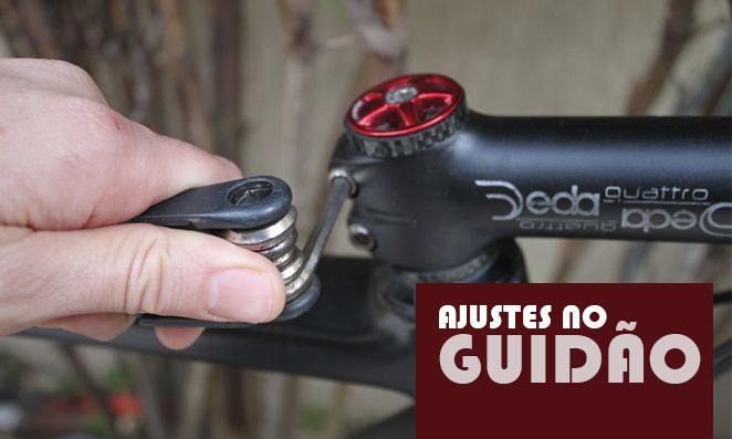 Mão realizando ajustes no suporte de mesa do guidão
